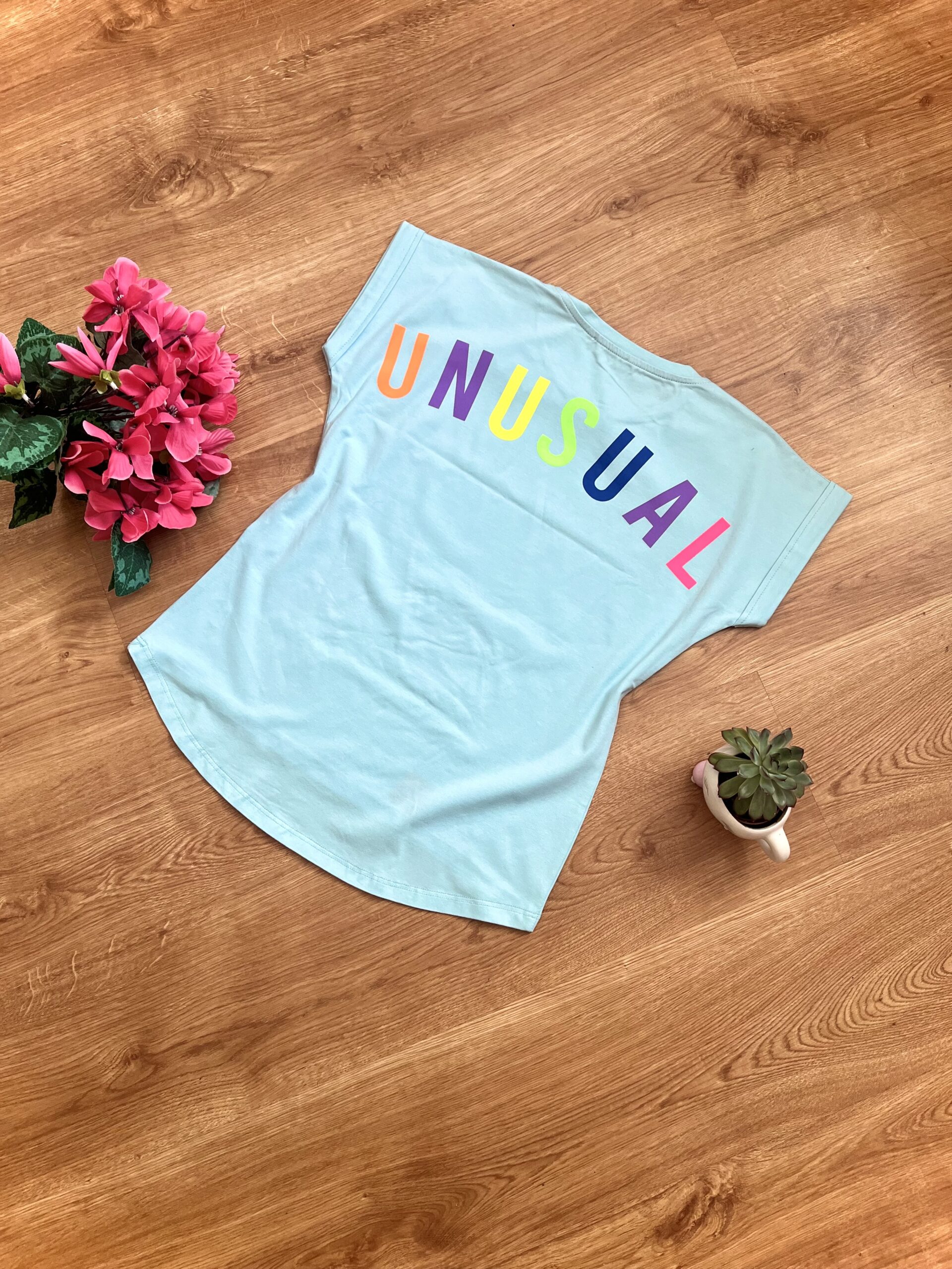 Asymetryczny T-shirt Shoes - obrazek 2