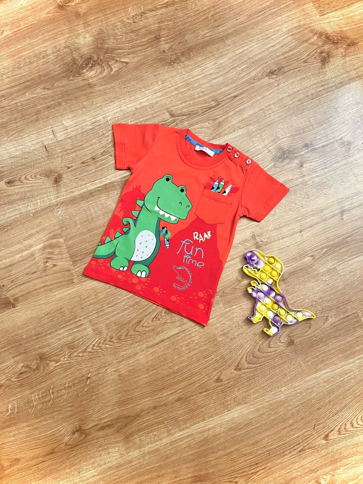T-shirt Dinozaur z kredkami pomarańcz