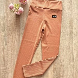 Leginsy prążkowane z wysokim stanem Camel
